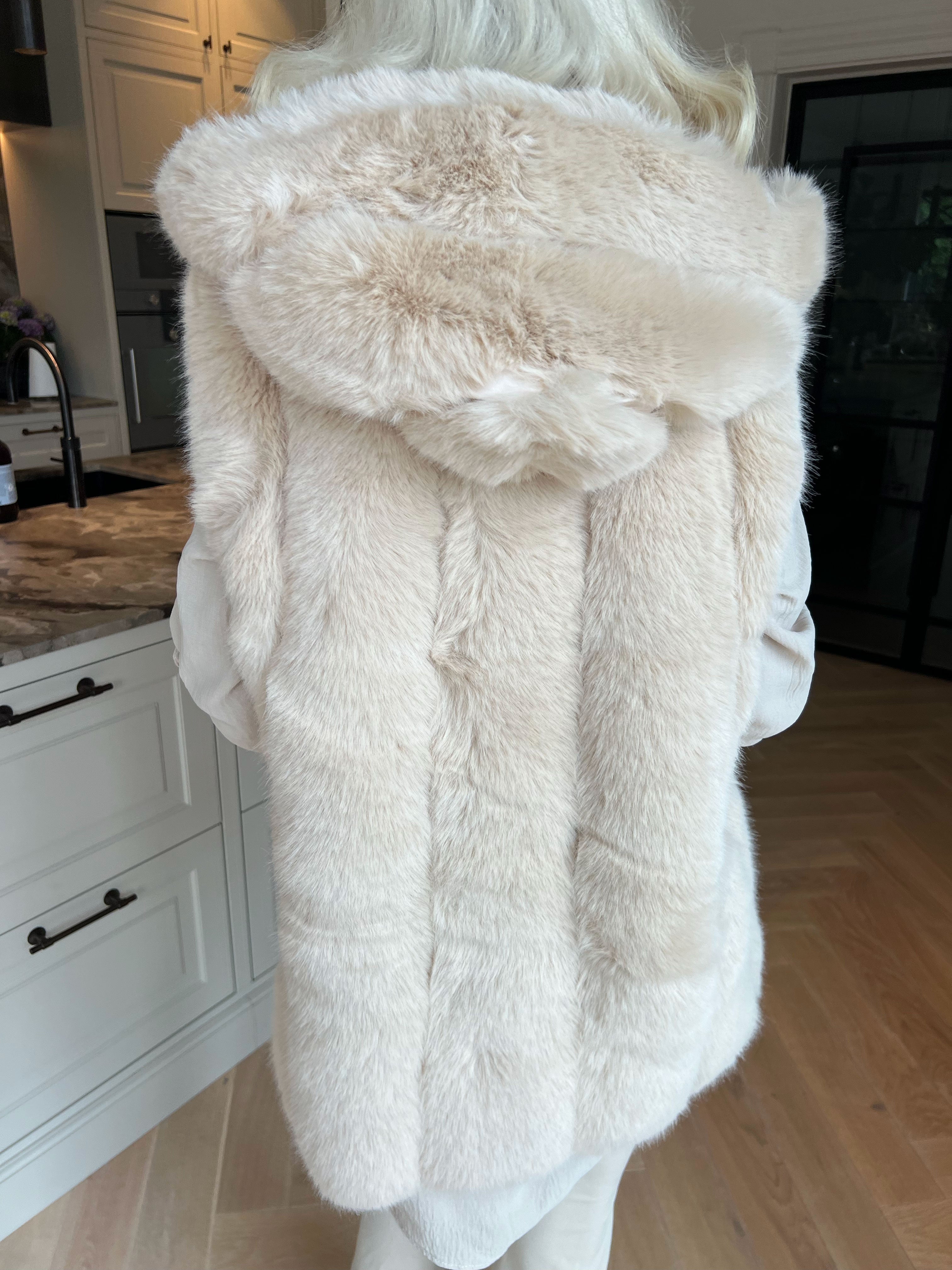 Aveline - Meget blød og eksklusiv faux fur vest med hætte